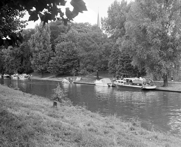 884977 Gezicht op de Stadsbuitengracht ter hoogte van het Pelmolenplantsoen te Utrecht met enkele pleziervaartuigen, ...
